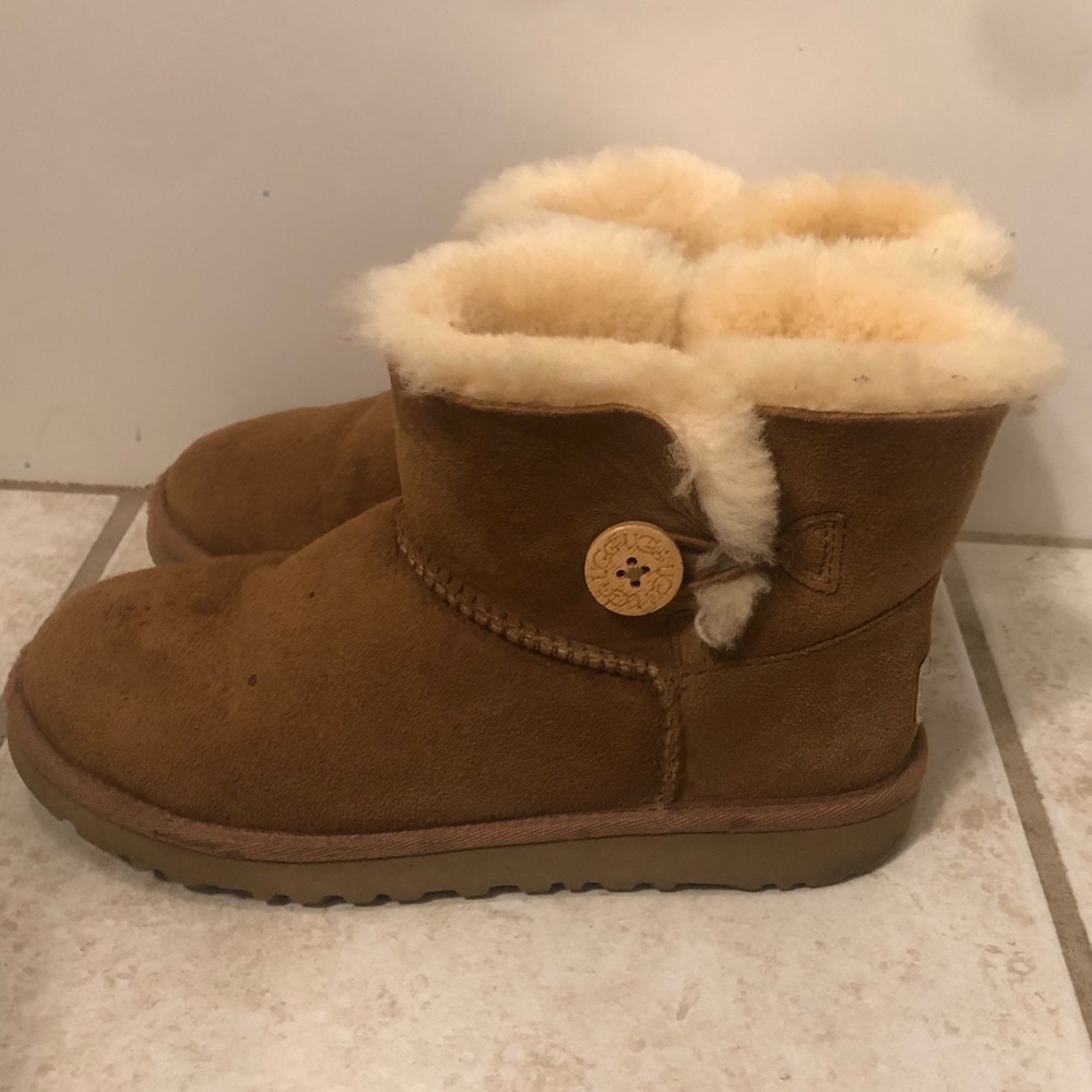 UGG mini bailey button shoes Size 4 Kids: Size 6 Womens balletcore athletic - Picture 3 of 11